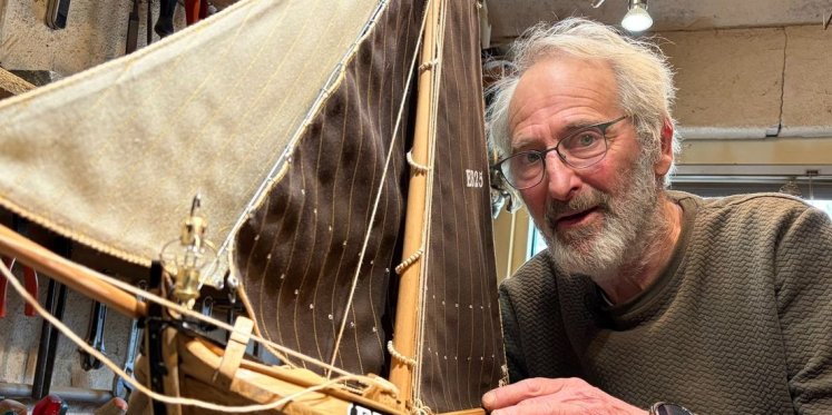 Foto: In zijn schuurtje maakte Lex Terpstra dit bijzondere schaalmodel