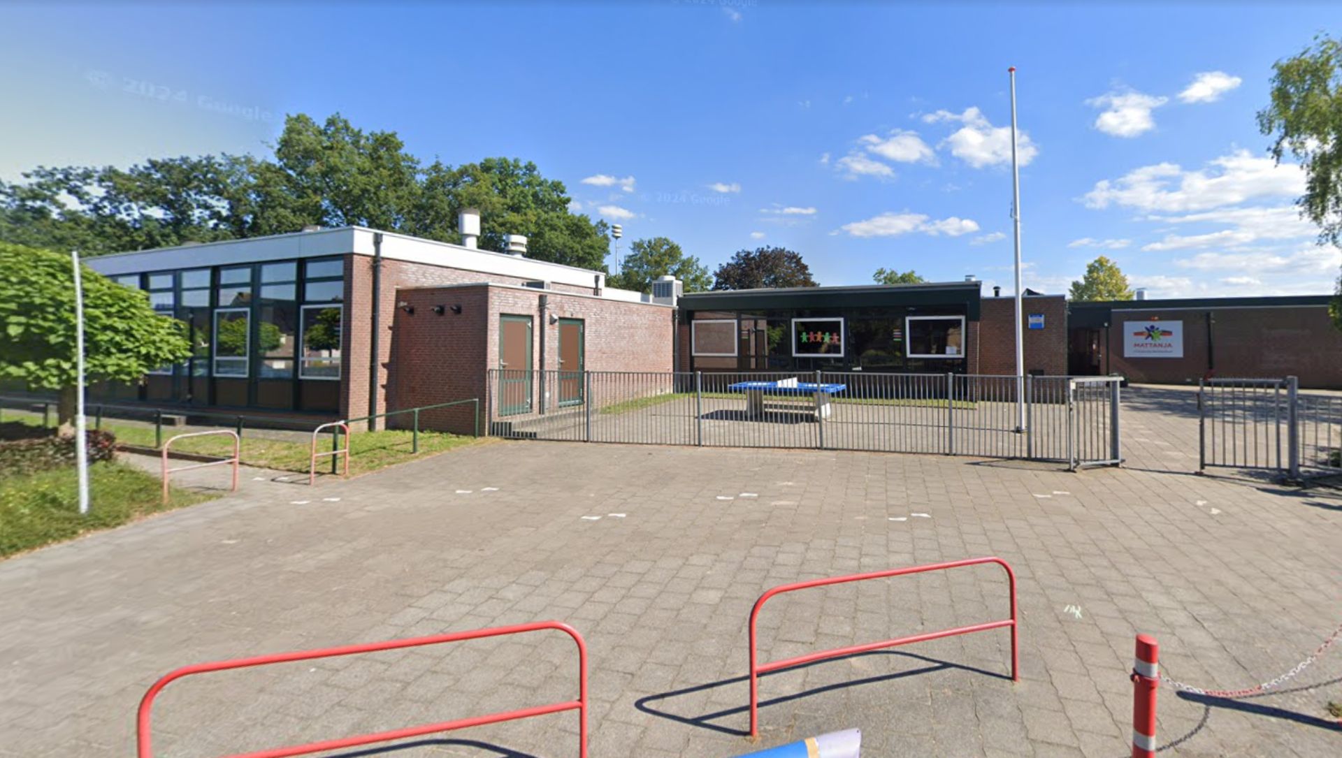 Foto: Leerlingen krijgen les over dode hoek door bouwverkeer bij Mattanjaschool