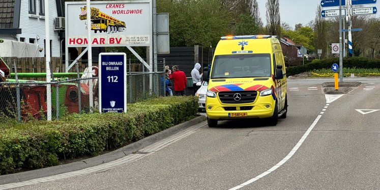 Foto: Fietser gewond na aanrijding op rotonde in Nunspeet