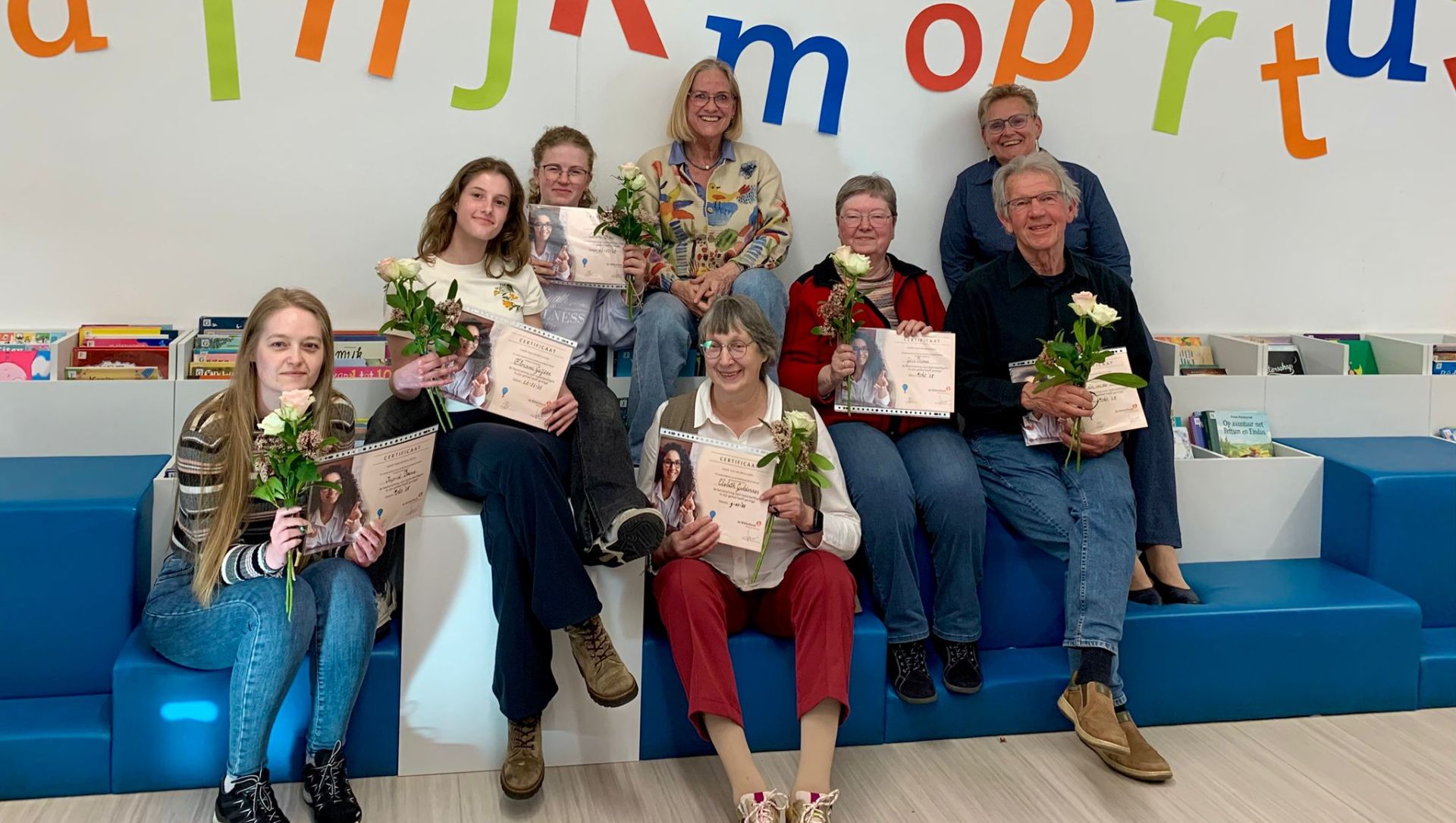 Foto: Nieuwe vrijwilligers staan klaar terwijl taalpuntcoördinator afscheid neemt in Oldebroek