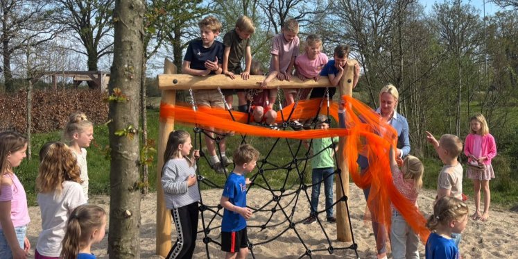 Foto: Voorthuizense Lena en Evi (8) onthullen speelplek na jaar actievoeren