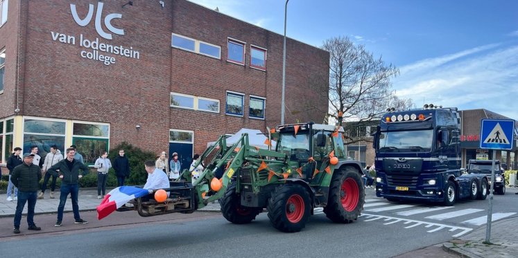 Foto: Examenkandidaten Van Lodestein Hoevelaken ludiek naar school