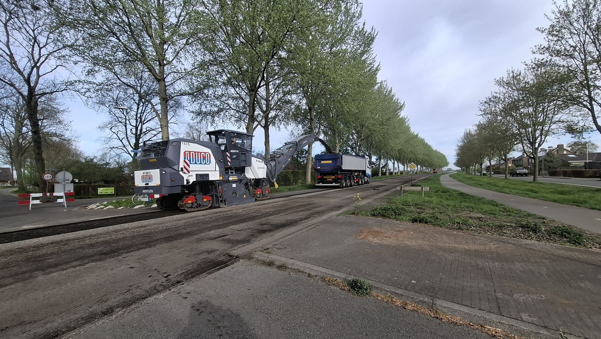 Foto: 2250 ton asfalt en 80 vrachtwagens: nu ook Flevoweg bij Elburg dicht