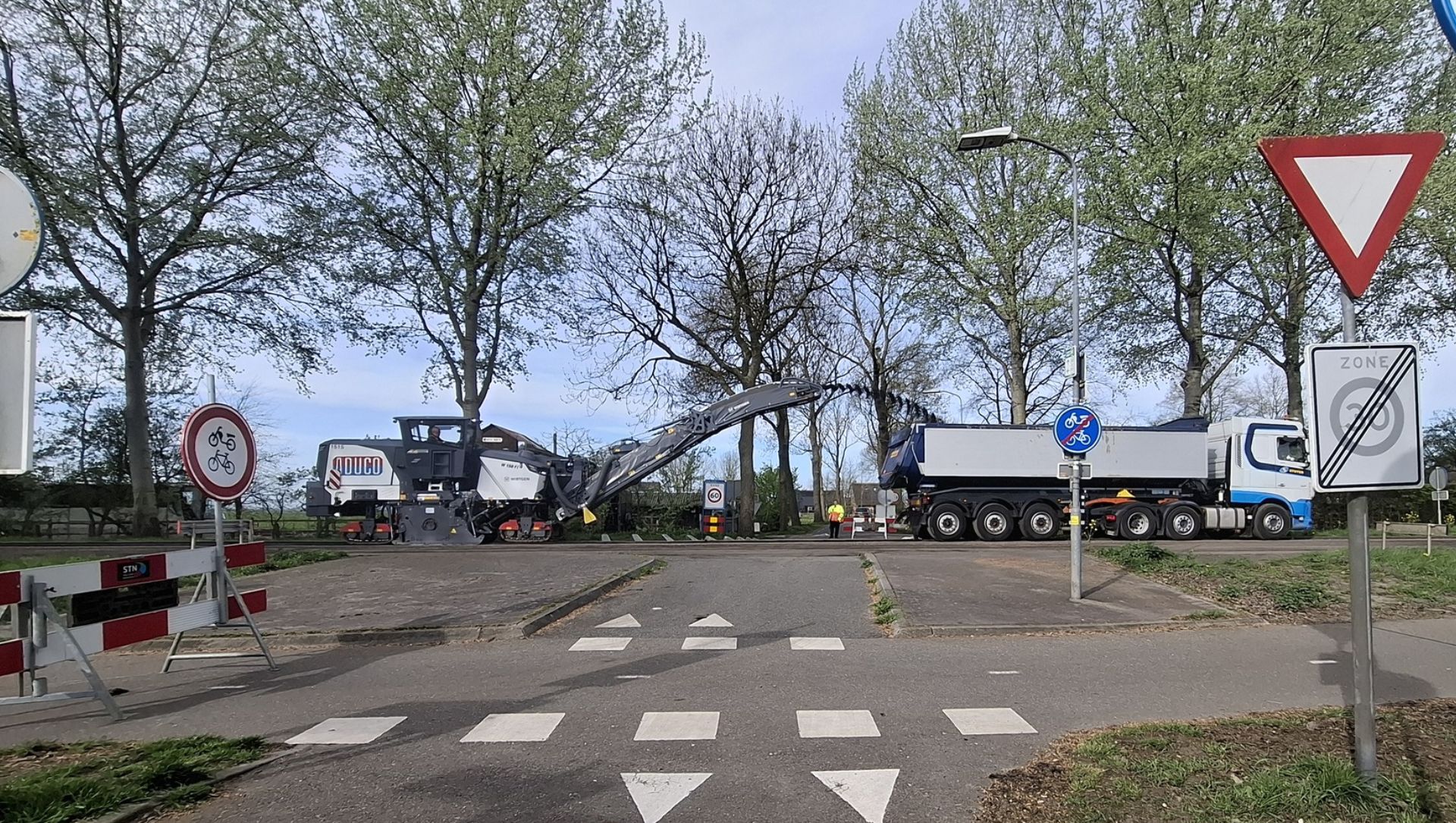 Foto: 2250 ton asfalt en 80 vrachtwagens: nu ook Flevoweg bij Elburg dicht