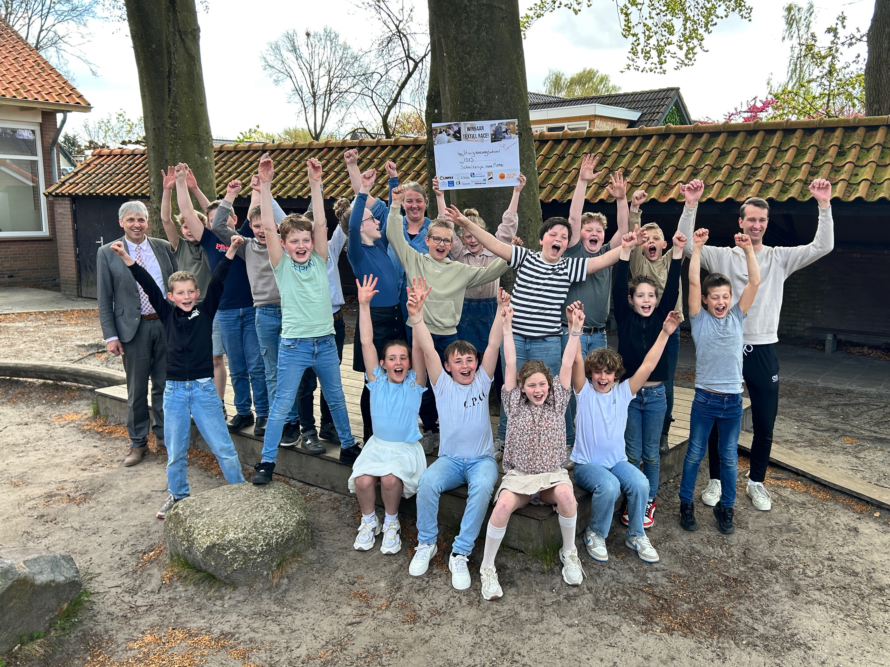 Foto: Stuijvenbergschool wint overtuigend de Textielrace: 'Kleine acties, groot verschil'