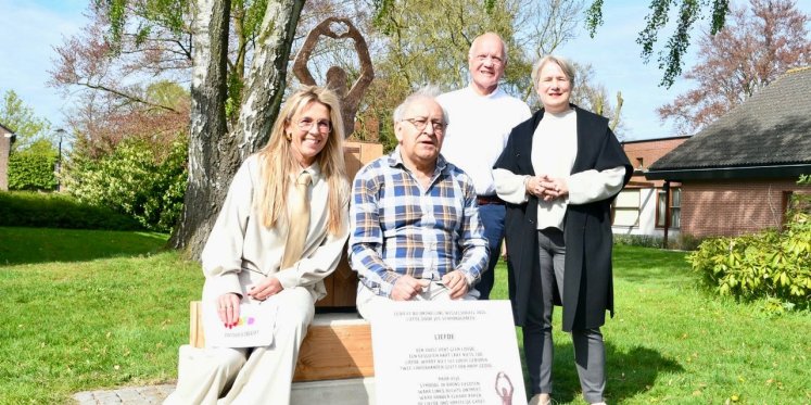 Foto: Kunstwerk ‘De Liefde’ van Jos Schoonderbeek onthuld op Hoevelakense wisselsokkel