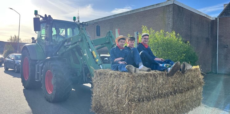Foto: Examenkandidaten Van Lodestein Hoevelaken ludiek naar school
