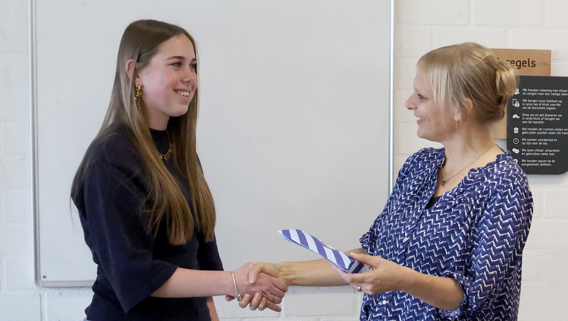 Foto: Suze van Twillert wint gedichtenwedstrijd 4 en 5 mei in Nijkerk
