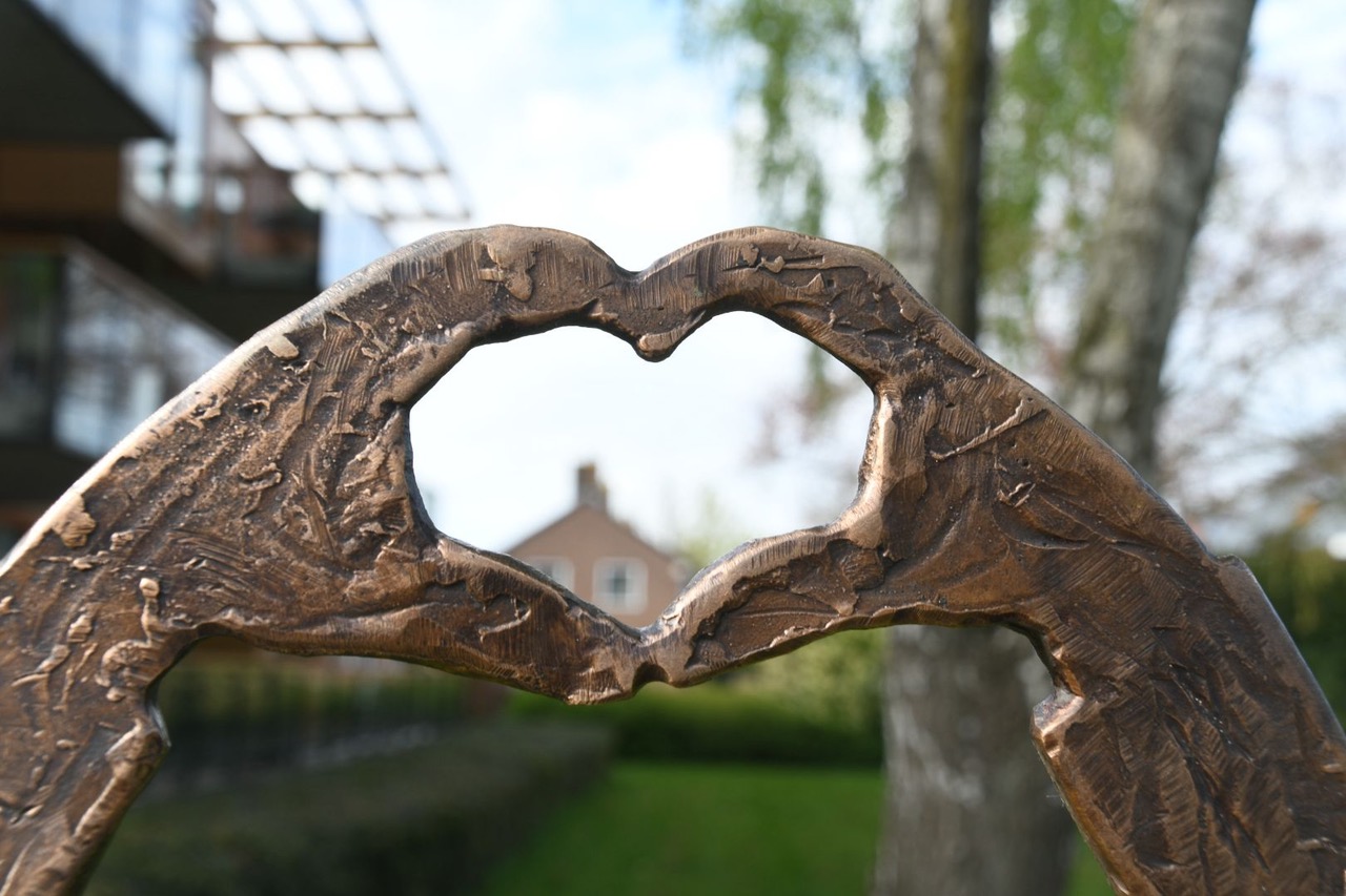 Foto: Kunstwerk ‘De Liefde’ van Jos Schoonderbeek onthuld op Hoevelakense wisselsokkel