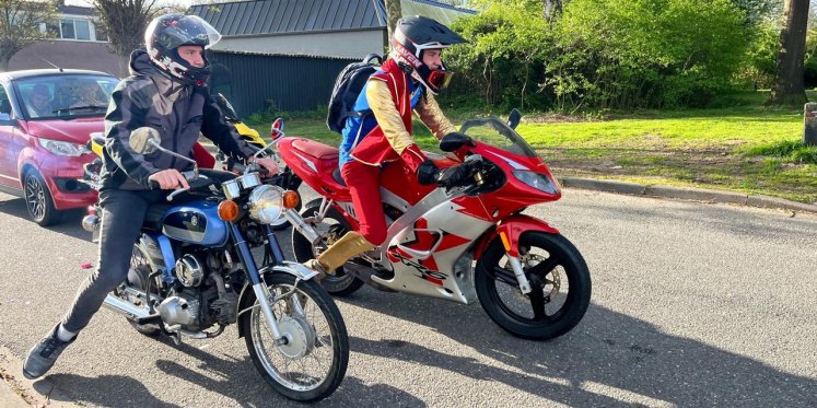 Foto: Examenkandidaten Van Lodestein Hoevelaken ludiek naar school