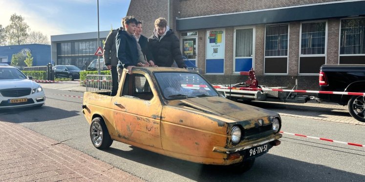 Foto: Examenkandidaten Van Lodestein Hoevelaken ludiek naar school