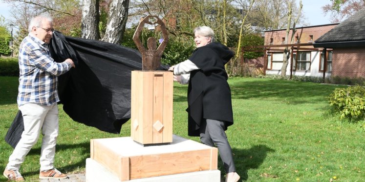 Foto: Kunstwerk ‘De Liefde’ van Jos Schoonderbeek onthuld op Hoevelakense wisselsokkel