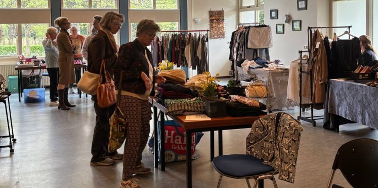 Foto: Kledingbeurs in Vierhouten moet Vrouwen Sociëteit op de kaart zetten