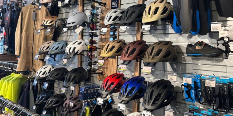 Foto: Jacob Bonenberg doet mee aan Fietshelmactie: ‘Zelf meegemaakt hoe belangrijk het is’