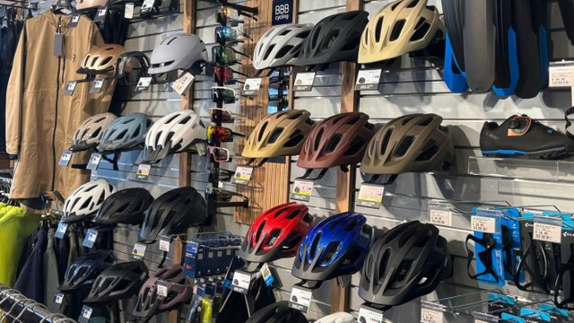 Foto: Jacob Bonenberg doet mee aan Fietshelmactie: ‘Zelf meegemaakt hoe belangrijk het is’