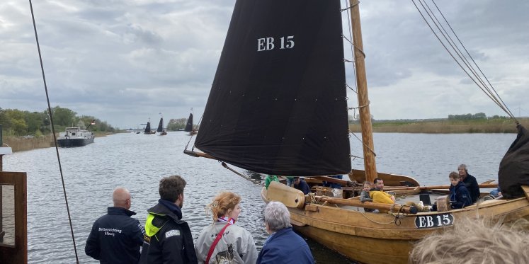 Foto: Opening vaarseizoen Elburg met tewaterlating botter EB25 (Video)