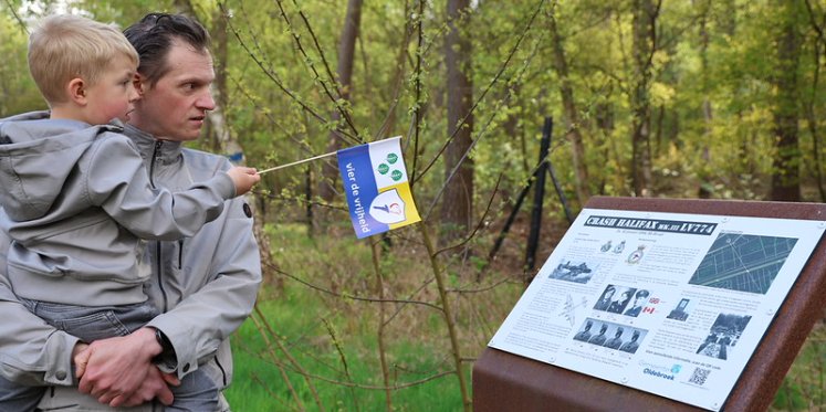 Foto: VIDEO: Fietsen door de geschiedenis: nieuwe route in Oldebroek verbindt vrijheid en herinnering