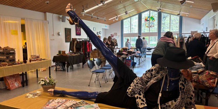 Foto: Kledingbeurs in Vierhouten moet Vrouwen Sociëteit op de kaart zetten