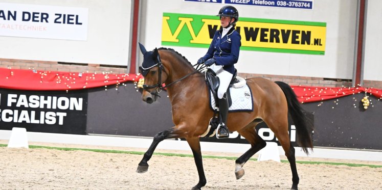 Foto: Prijzenregen voor ruiter Alisa van Bommel bij Het Gouden Ei in Barneveld