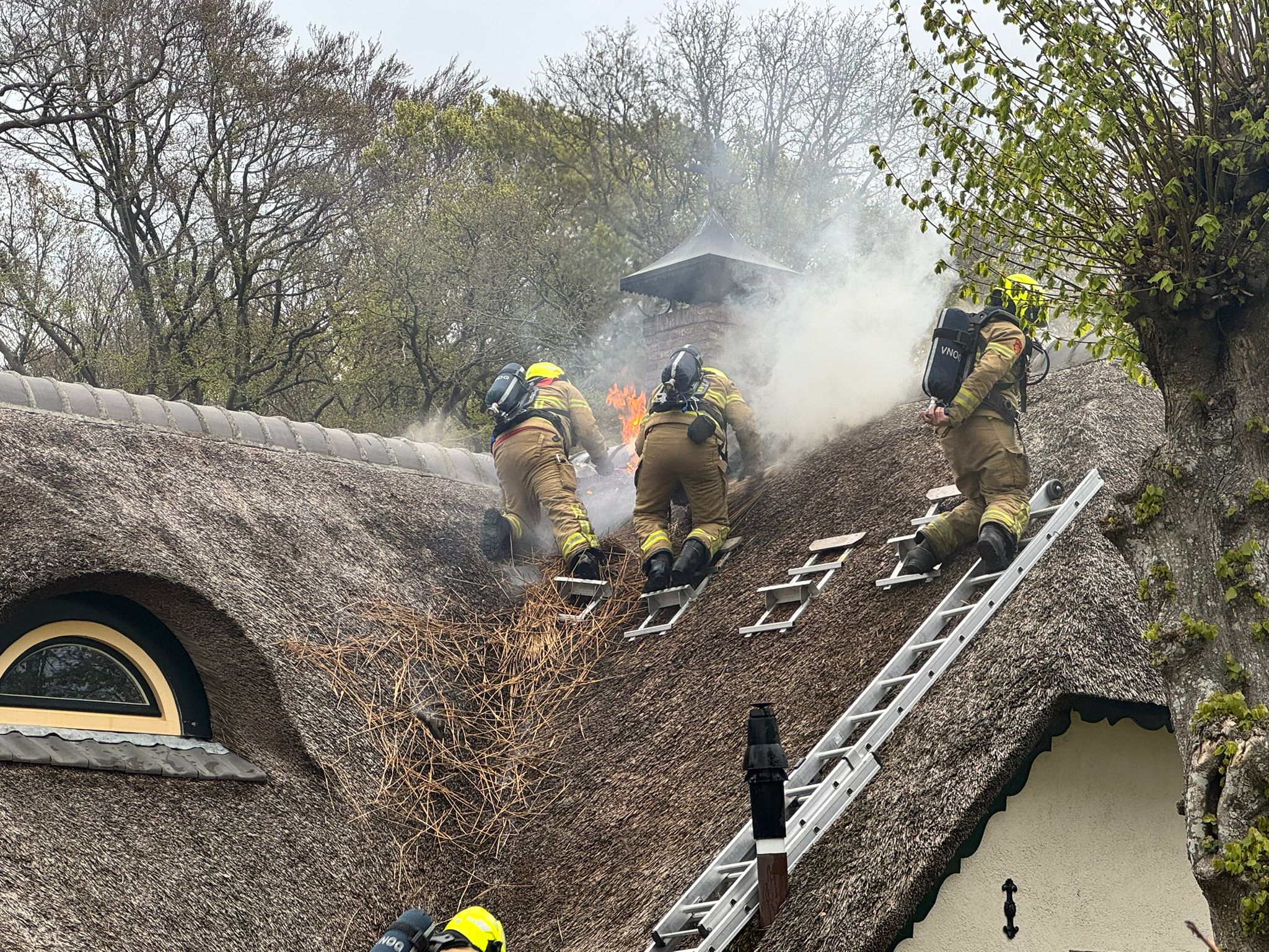 Brand in woning met rieten dak in Elspeet