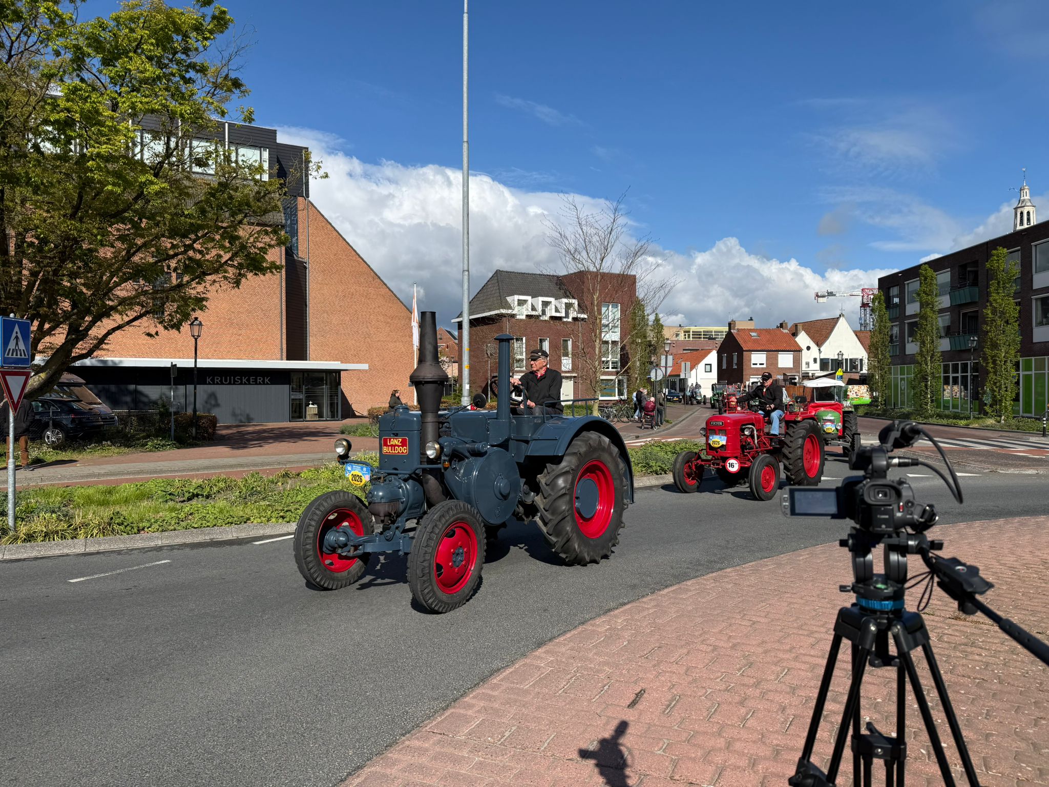 Foto: LIVE: Oldtimer-tractoren trekken door het centrum van Nijkerk op Boerenmaandag