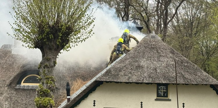 Foto: Brand in woning met rieten dak in Elspeet (Video)