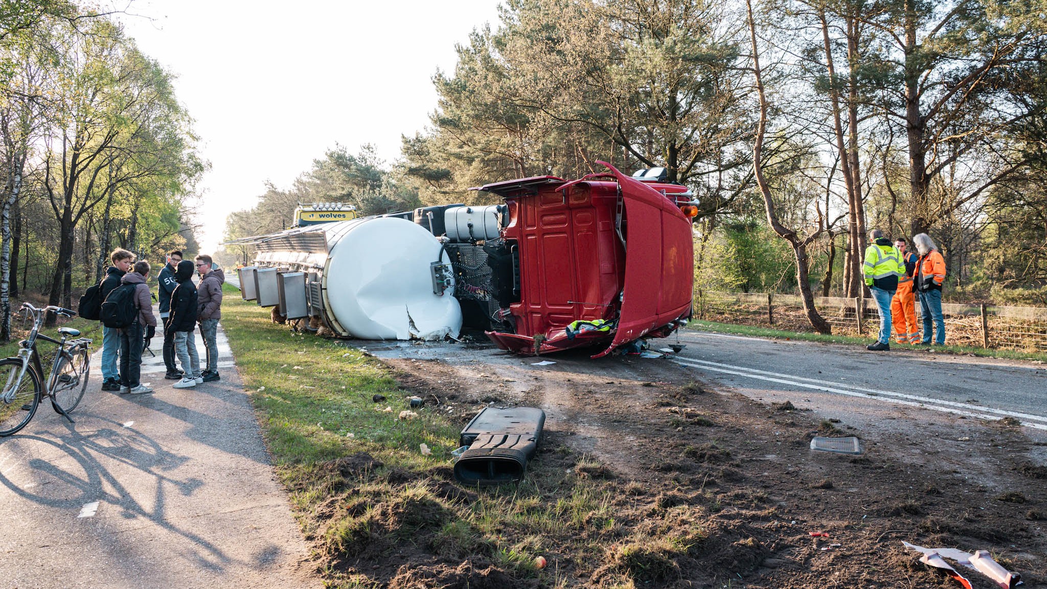 Vrachtwagen gekanteld op N302 bij Ermelo, voorlopig afgesloten