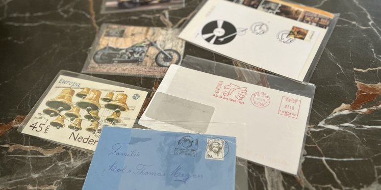 Foto: De vereniging stopt, maar Peters liefde voor postzegels blijft: 'Achter elke zegel zit een verhaal'