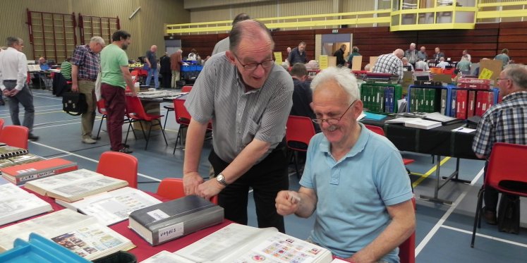 Foto: De vereniging stopt, maar Peters liefde voor postzegels blijft: 'Achter elke zegel zit een verhaal'