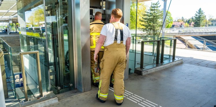 Foto: Vrouw zit uur lang vast in lift op station Harderwijk