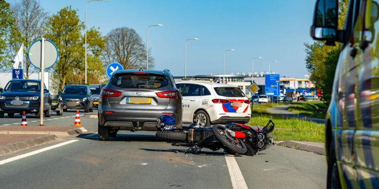 Foto: Motorrijder naar het ziekenhuis na botsing achterop auto in Nijkerk