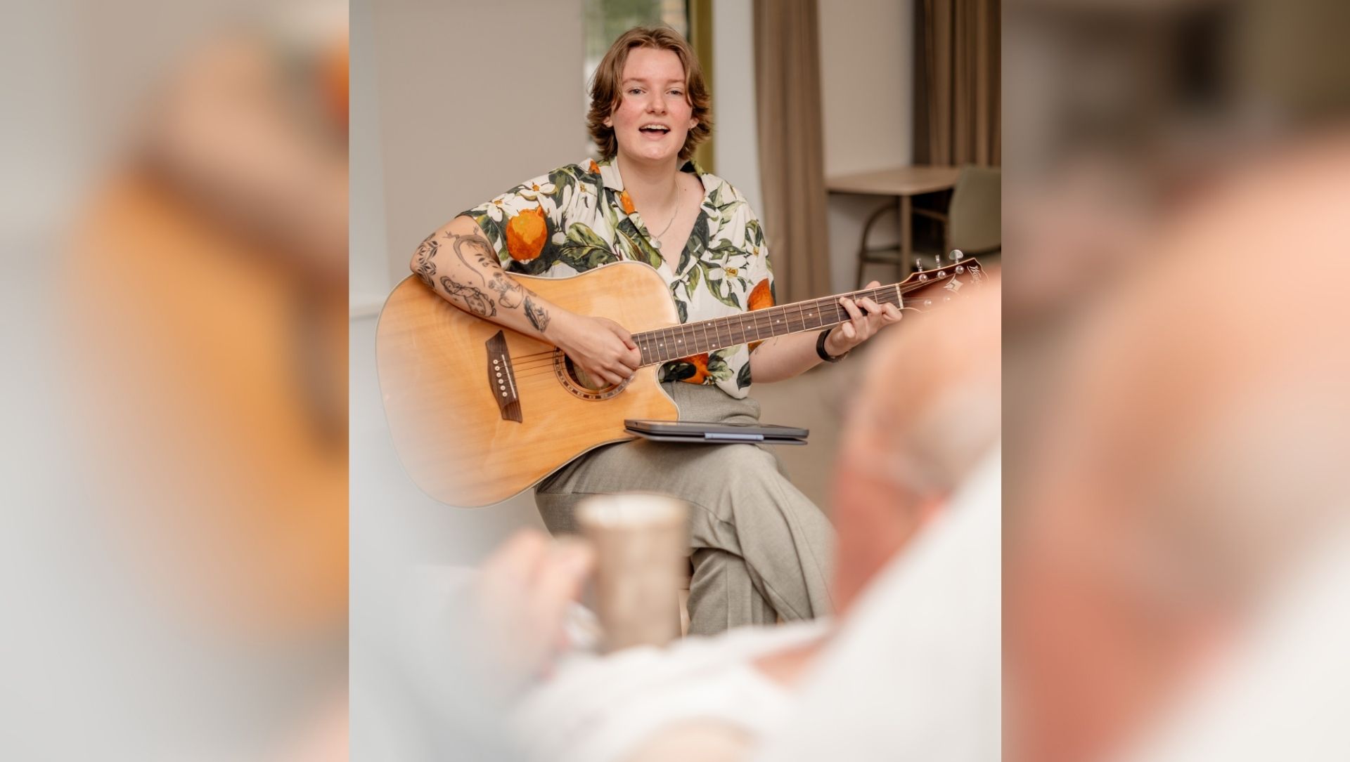 Foto: Jewel is muziektherapeut in het Sint Jansdal: 'Patiënt kan weer even zichzelf zijn'