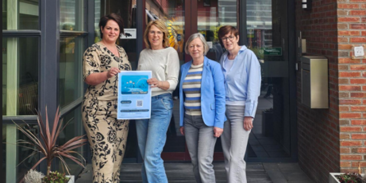 Foto: Drie zussen lopen Nijmeegse 4Daagse voor rolstoelfiets De Hullen