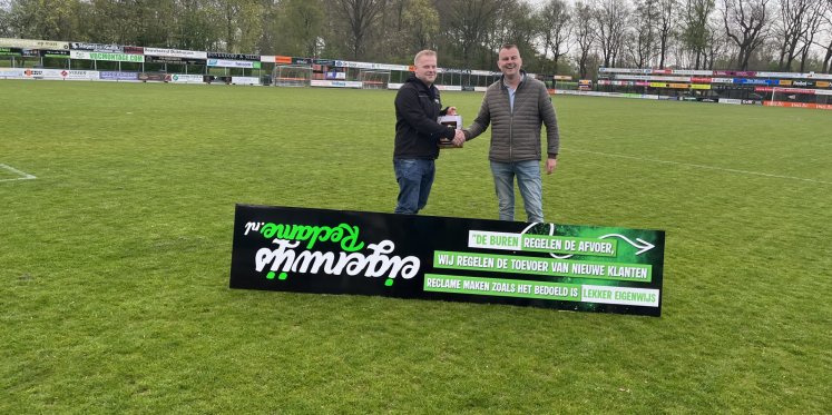 Foto: Eigenwijs Reclame nieuwe bordsponsor DSV’61