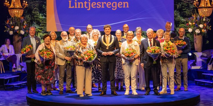 Foto: 18 inwoners Barneveld krijgen Koninklijke onderscheiding