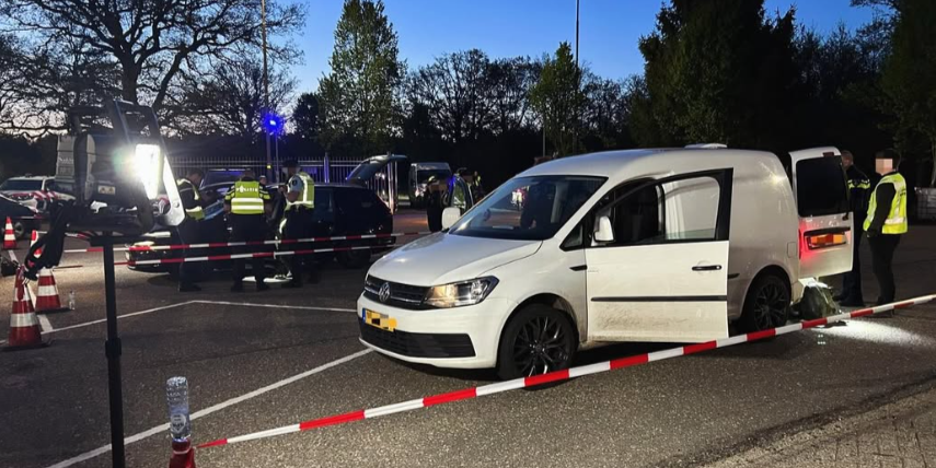 Foto: Drugs en wapens in beslag genomen bij grootschalige controle in Stroe