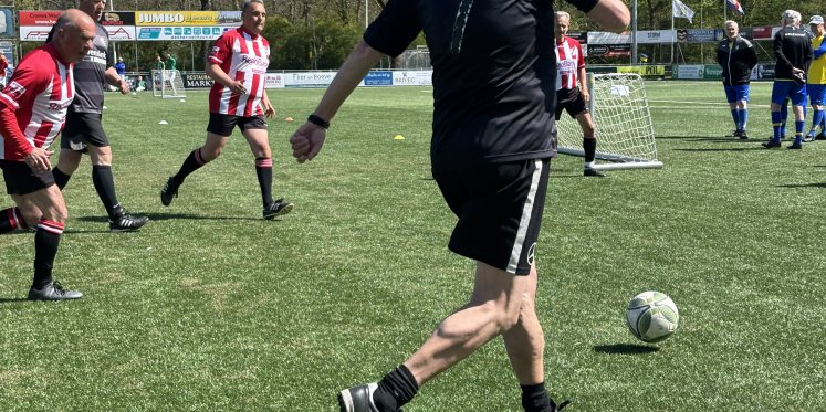 Foto: Geen sprint, wel strijd: walking football toernooi in Nunspeet