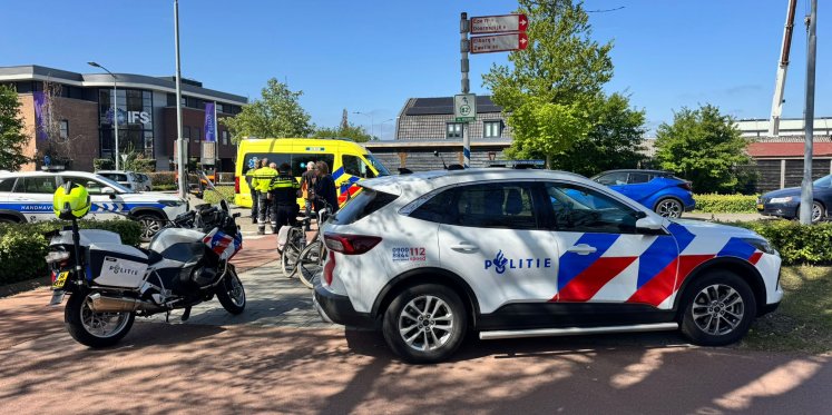 Foto: Fietsers aangereden door auto op rotonde Elburgerweg en Nijverheidsweg
