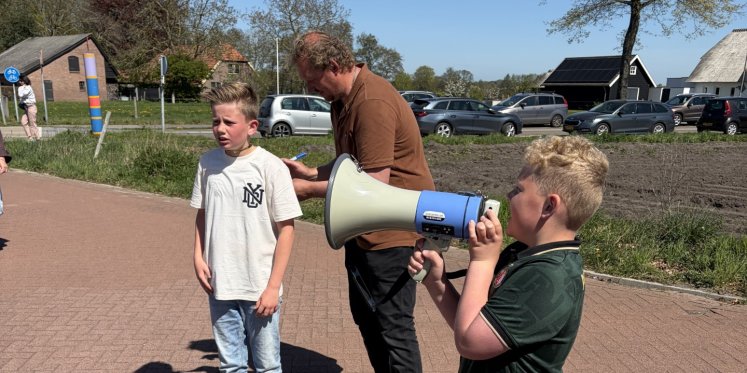 Foto: Indrukwekkende opbrengst bij zonovergoten fair op de Looschool