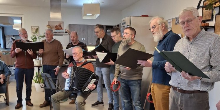 Foto: Feestelijke Koningsdagavond bij De Samenhof in Wezep