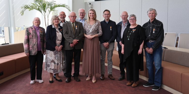 Foto: Burgemeester De Jonge-Ruitenbeek verrast negen inwoners met Koninklijke onderscheiding