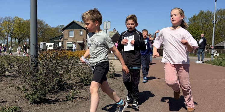 Foto: Indrukwekkende opbrengst bij zonovergoten fair op de Looschool