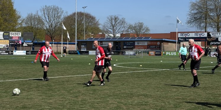 Foto: Geen sprint, wel strijd: walking football toernooi in Nunspeet