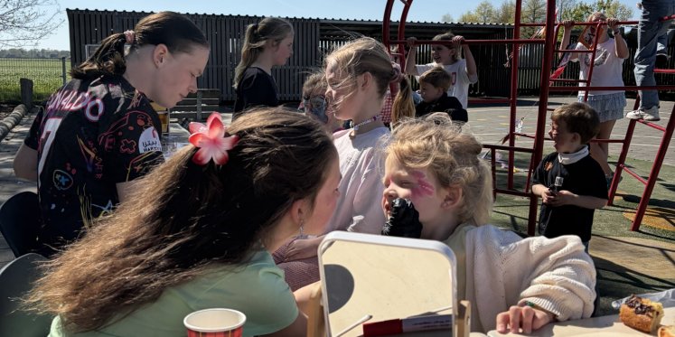 Foto: Indrukwekkende opbrengst bij zonovergoten fair op de Looschool