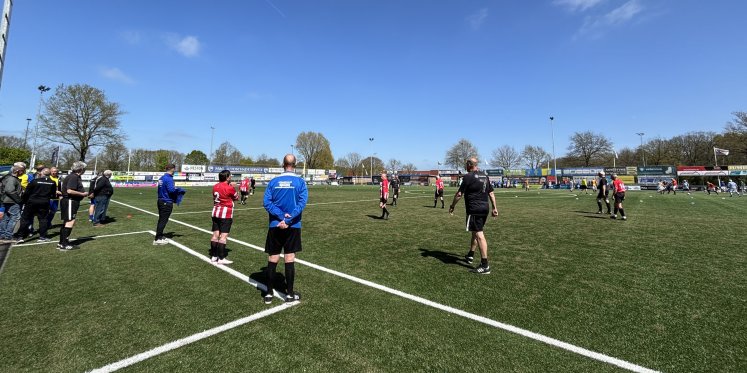 Foto: Geen sprint, wel strijd: walking football toernooi in Nunspeet