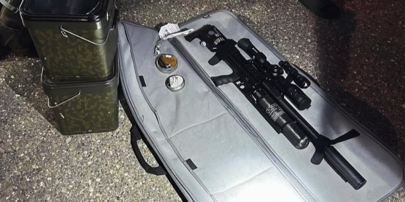 Foto: Drugs en wapens in beslag genomen bij grootschalige controle in Stroe