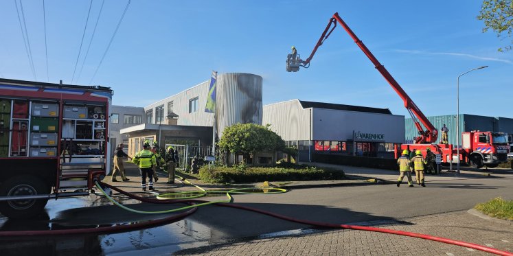 Foto: UPDATE: Grote brand in industrieel pand Harderwijk onder controle