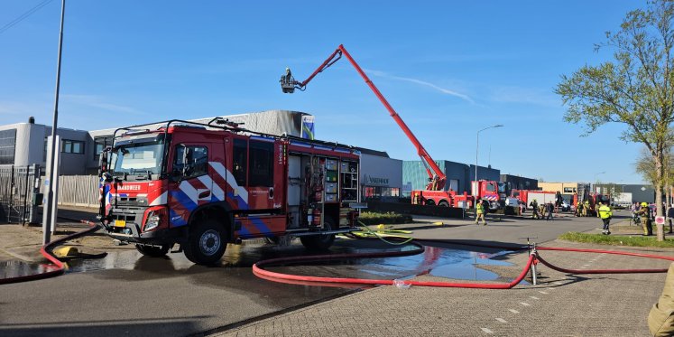 Foto: UPDATE: Grote brand in industrieel pand Harderwijk onder controle