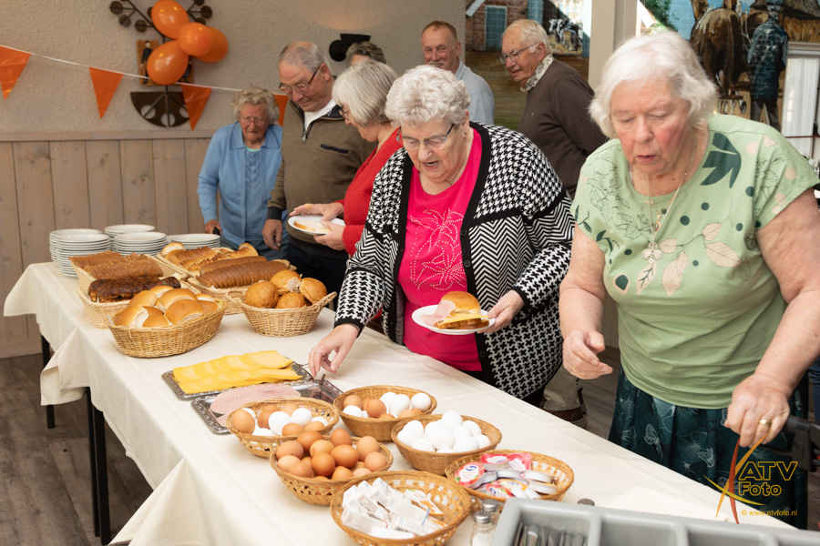Foto: Gezellig en smakelijk Koningsdagontbijt in Doornspijk
