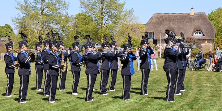 Foto: VIDEO: Feestelijke seizoensopening vLS Korpsen trekt veel publiek in Wezep